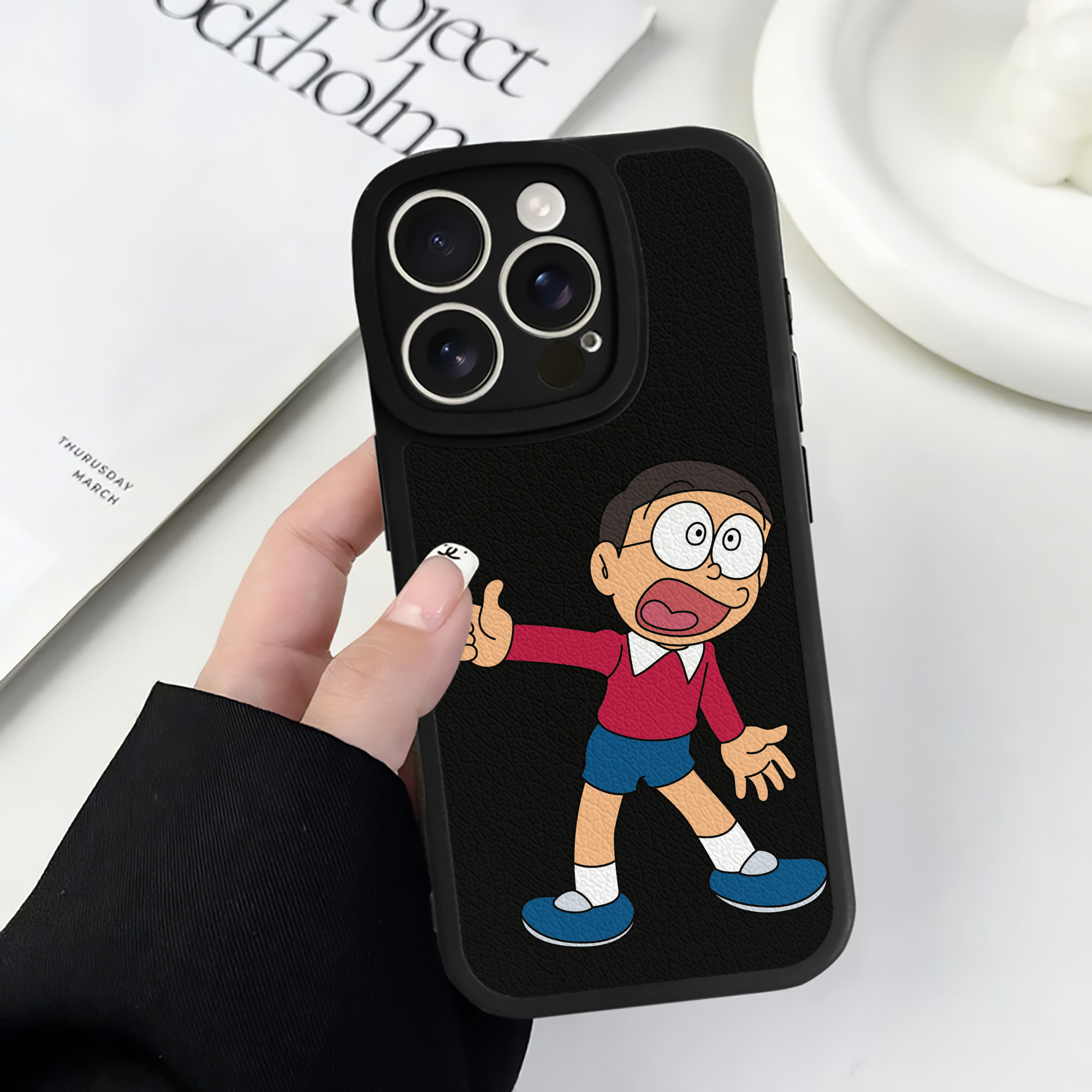 （画像用） ドラえもん 野比 のび太 Doraemon Nobita Nobi 【iPhone 16シリーズ対応】シリコンスマホケース（レザー調） 材質：シリコン